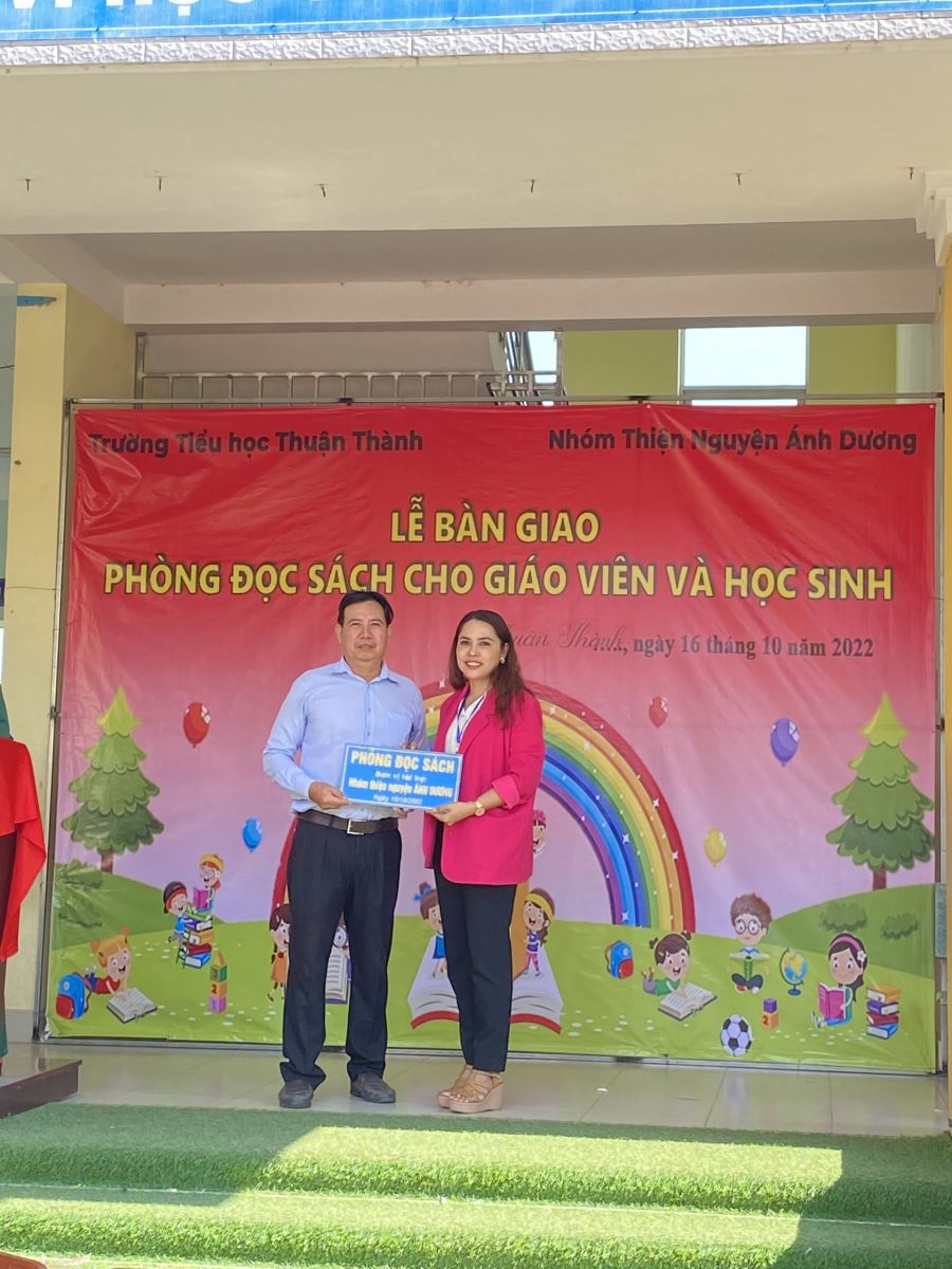 Trường TH Thuận Thành tiếp nhận tài trợ sách và truyện đọc cho giáo viên và học sinh từ nhóm từ thiện Ánh Dương 