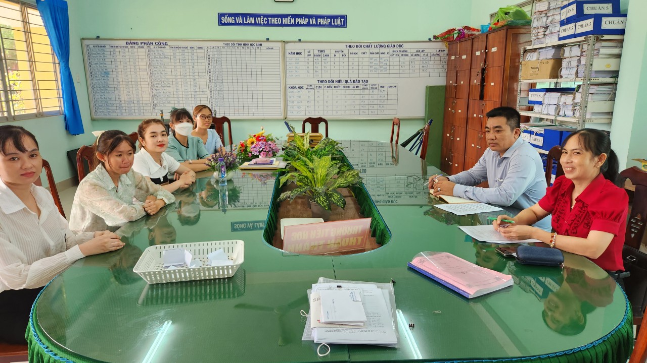 Cụm thi Giáo viên dạy giỏi Tiểu học Thuận Thành tổ chức bốc thăm bài thực hành tiết dạy.