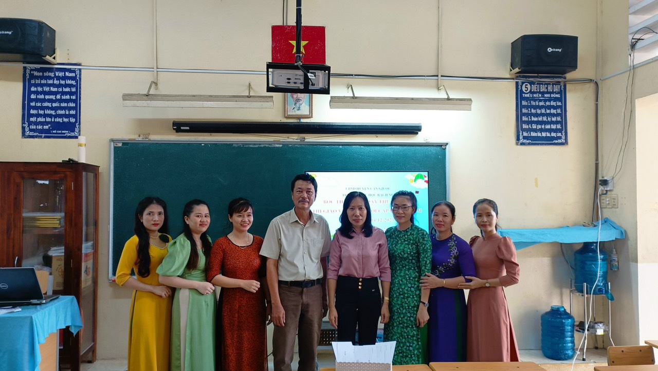 Giáo viên trường TH Thuận Thành tham gia bốc thăm bài thực hành tiết dạy GVDG.